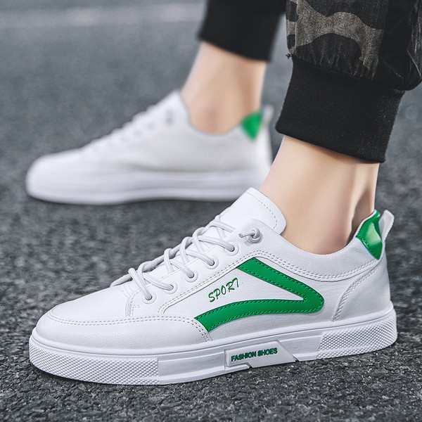 Eko bőrből készült férfi tornacipő felirattal, lapos talppal