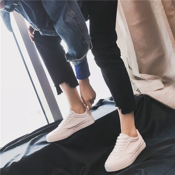 Sima férfi alkalmi tornacipő, fűzős modell