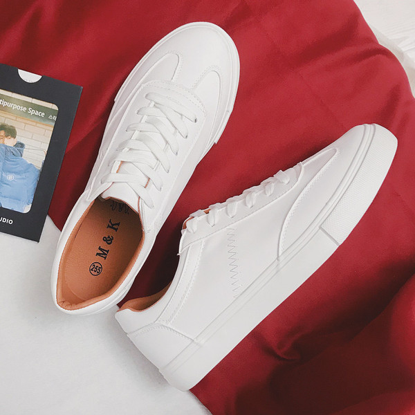 Sima férfi alkalmi tornacipő, fűzős modell