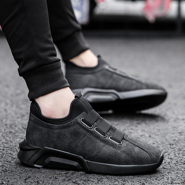 Alkalmi férfi tornacipők új modellje magas talppal