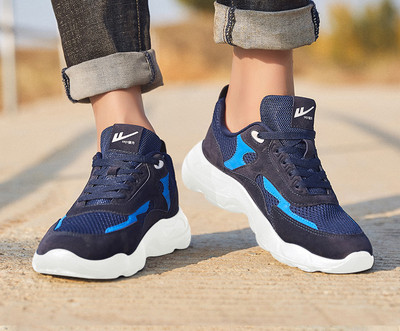 Võrgust meeste tossud paelte ja embleemiga