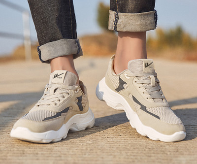 Võrgust meeste tossud paelte ja embleemiga