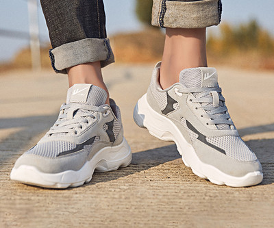 Võrgust meeste tossud paelte ja embleemiga