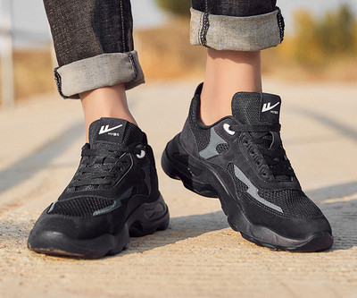 Võrgust meeste tossud paelte ja embleemiga