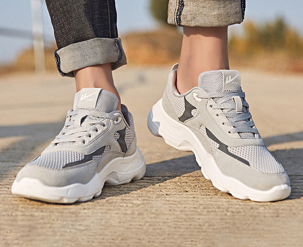 Võrgust meeste tossud paelte ja embleemiga