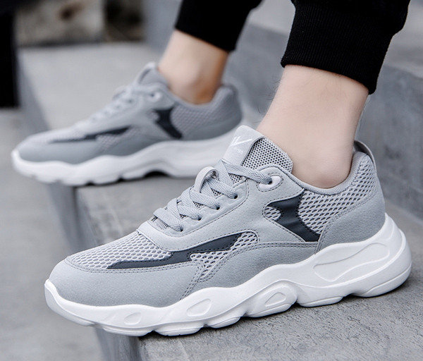 Võrgust meeste tossud paelte ja embleemiga