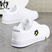 Alkalmi férfi tornacipő fehér hímzéssel és nyakkendővel