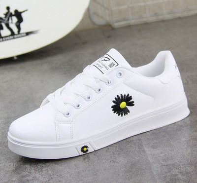 Alkalmi férfi tornacipő fehér hímzéssel és nyakkendővel