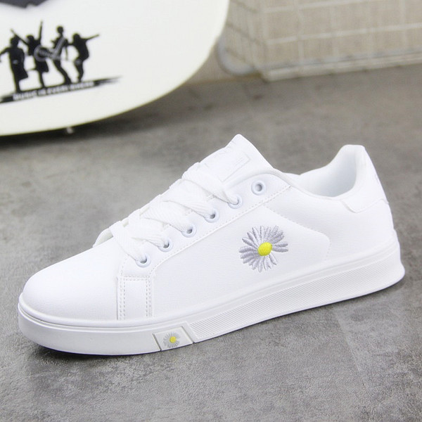 Alkalmi férfi tornacipő fehér hímzéssel és nyakkendővel