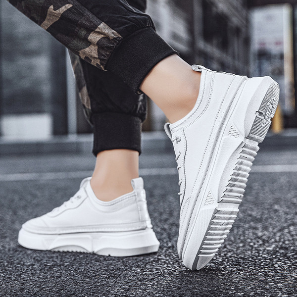 Moodsad kõrge tallaga ökonahast tossud