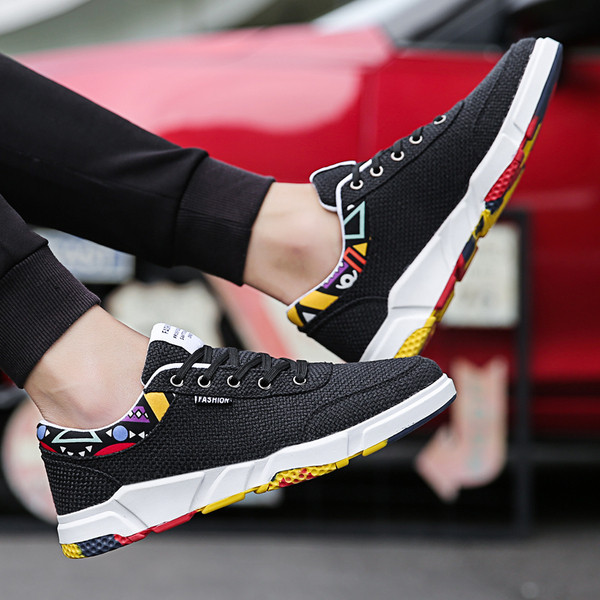 Moodsad värviliste taldade ja paeltega meeste tossud