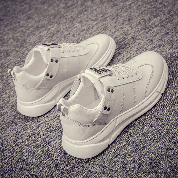 Meeste moodsad kunstnahast tossud paelte ja kirjaga