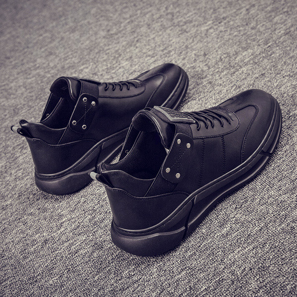 Meeste moodsad kunstnahast tossud paelte ja kirjaga