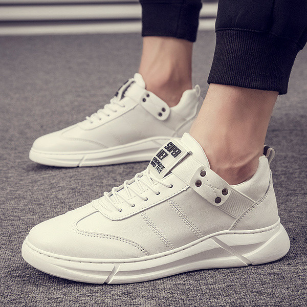 Meeste moodsad kunstnahast tossud paelte ja kirjaga