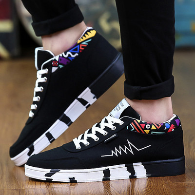 Ανδρικά αθλητικά παπούτσια με κορδόνια και χρωματιστό μοτίβο