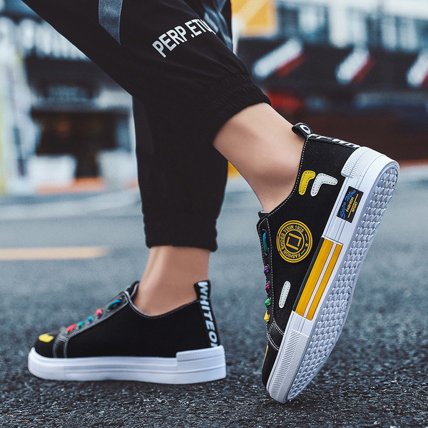 Lameda talla ja värviliste lipsudega moodsad meeste tossud