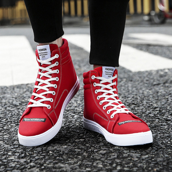 Moodsad paelte ja lameda tallaga meeste kõrged tossud