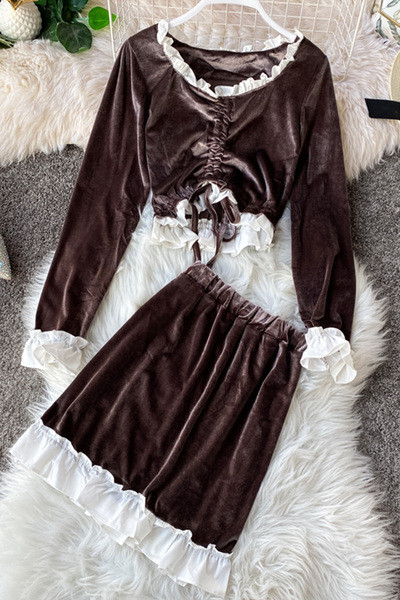 Modern női szoknya és blúz szett nyakkendővel