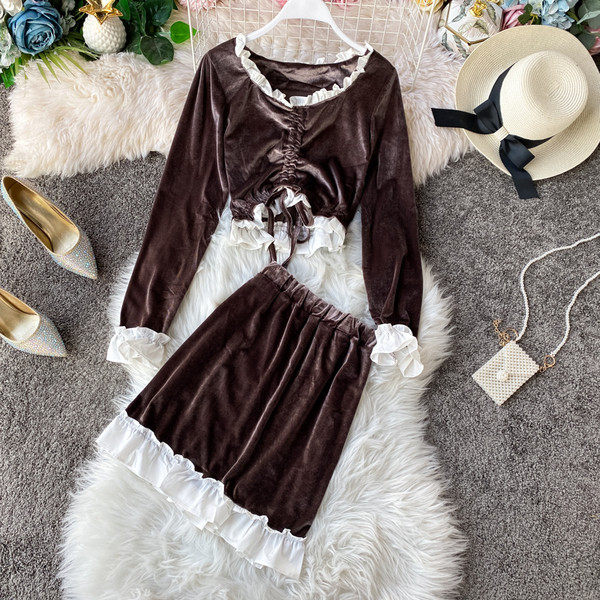 Modern női szoknya és blúz szett nyakkendővel