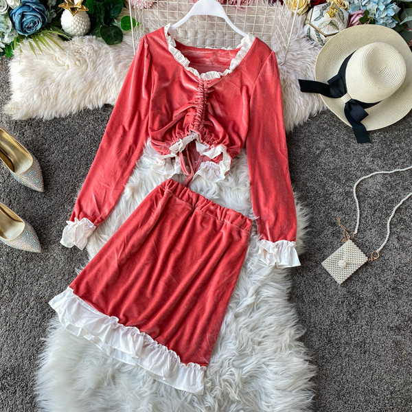 Modern női szoknya és blúz szett nyakkendővel