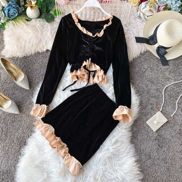 Modern női szoknya és blúz szett nyakkendővel