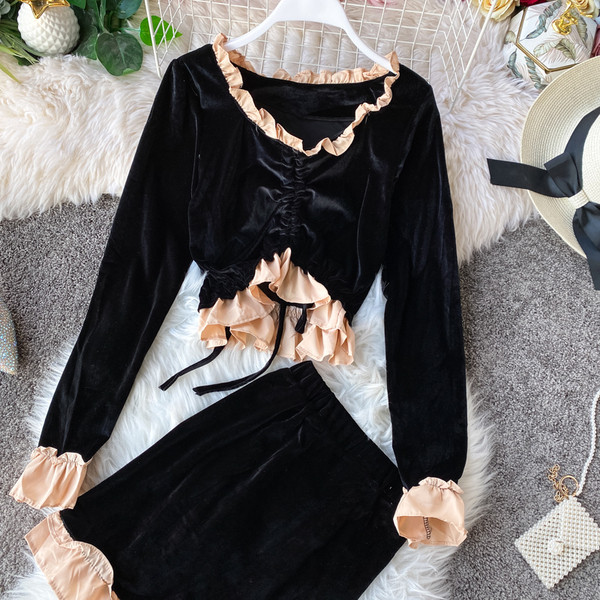 Modern női szoknya és blúz szett nyakkendővel