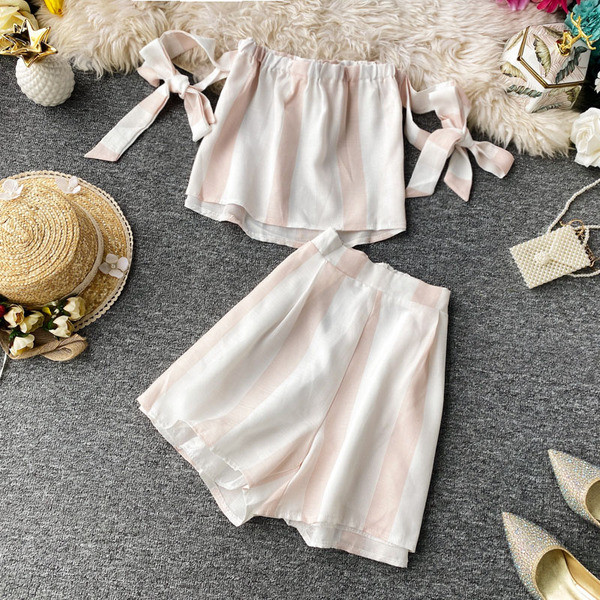 Moderan ženski komplet kratkih hlača s visokim strukom i topom