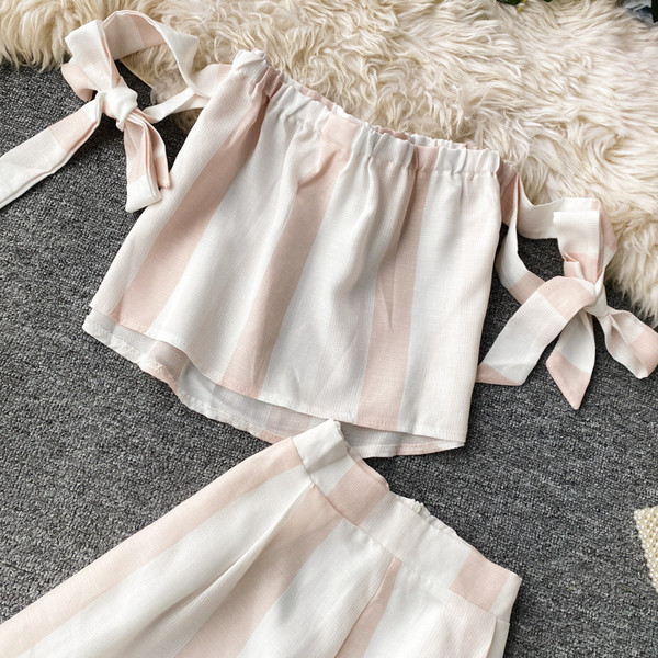 Moderan ženski komplet kratkih hlača s visokim strukom i topom