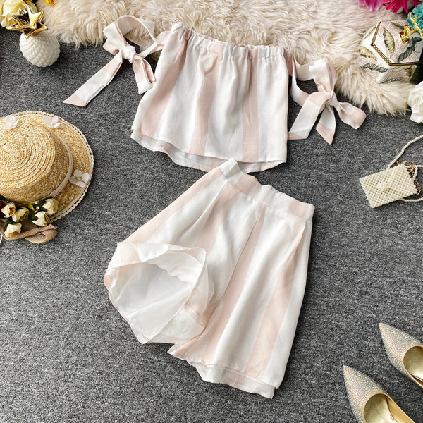 Moderan ženski komplet kratkih hlača s visokim strukom i topom