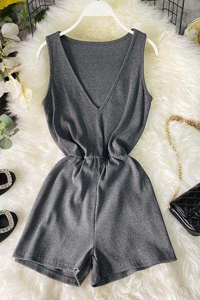 Naiste vabaaja kombinesoonide tavaline mudel spits-kaelusega