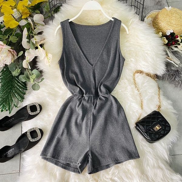 Naiste vabaaja kombinesoonide tavaline mudel spits-kaelusega