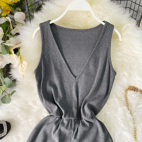 Naiste vabaaja kombinesoonide tavaline mudel spits-kaelusega