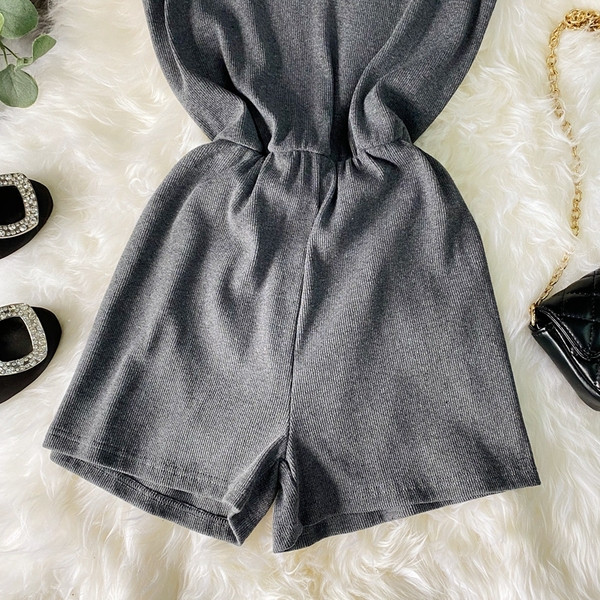 Naiste vabaaja kombinesoonide tavaline mudel spits-kaelusega