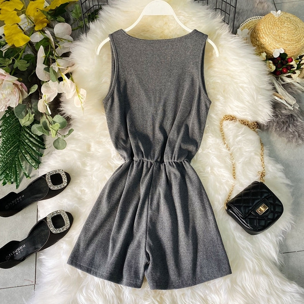 Naiste vabaaja kombinesoonide tavaline mudel spits-kaelusega