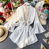 Stiilne naiste lühike kombinesoon spitsikaelusega