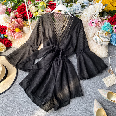 Stiilne naiste lühike kombinesoon spitsikaelusega