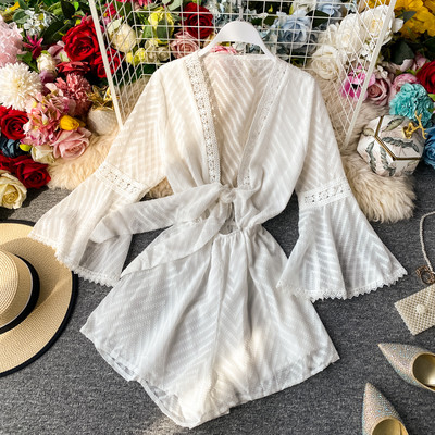 Stiilne naiste lühike kombinesoon spitsikaelusega