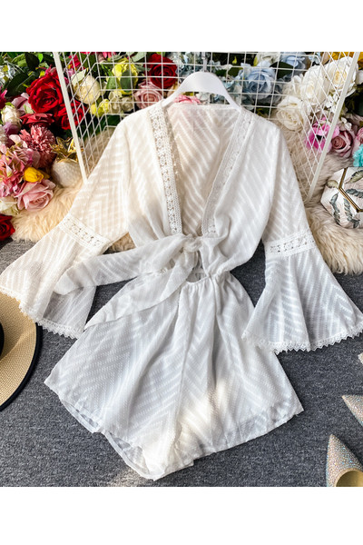 Stiilne naiste lühike kombinesoon spitsikaelusega