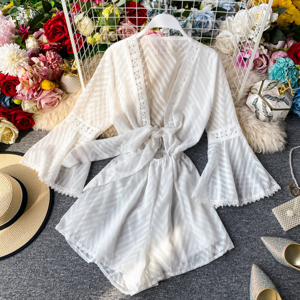 Stiilne naiste lühike kombinesoon spitsikaelusega