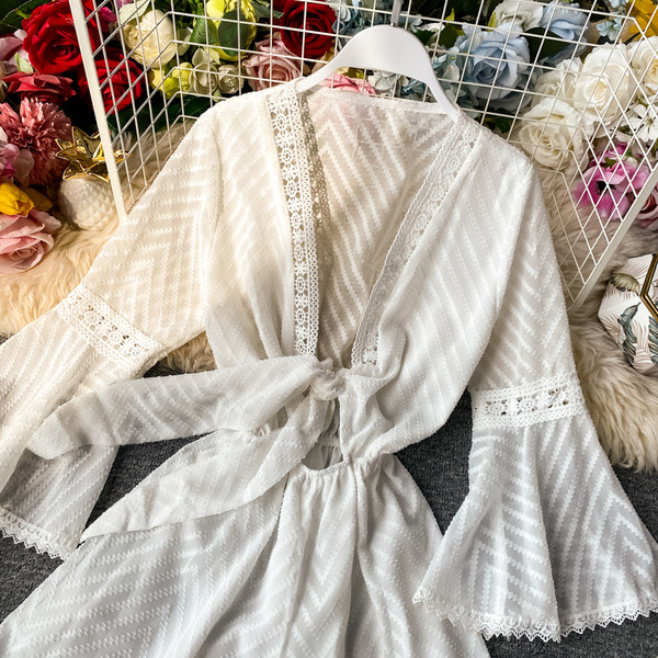 Stiilne naiste lühike kombinesoon spitsikaelusega