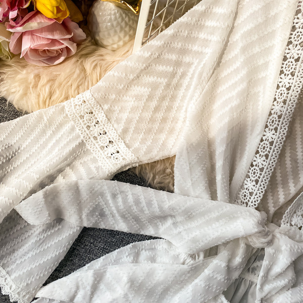 Stiilne naiste lühike kombinesoon spitsikaelusega