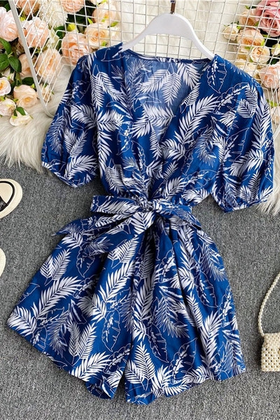 Lillemustri ja spitsikaelusega moodne naiste kombinesoon