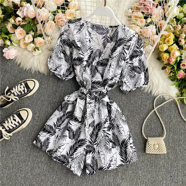 Lillemustri ja spitsikaelusega moodne naiste kombinesoon