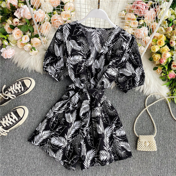 Lillemustri ja spitsikaelusega moodne naiste kombinesoon