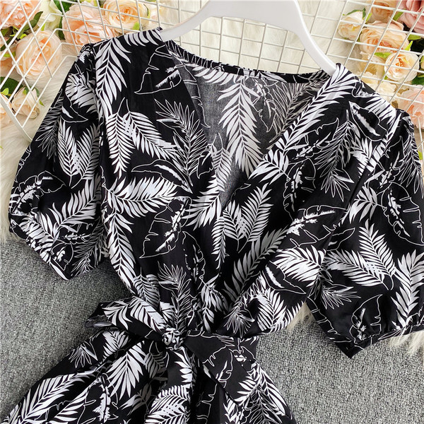 Lillemustri ja spitsikaelusega moodne naiste kombinesoon