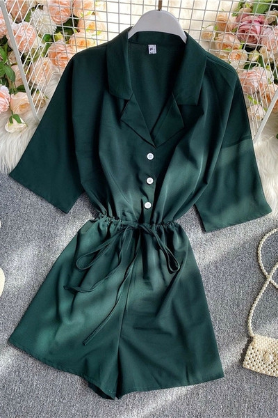 Női alkalmi overál nyakkendővel és gombbal