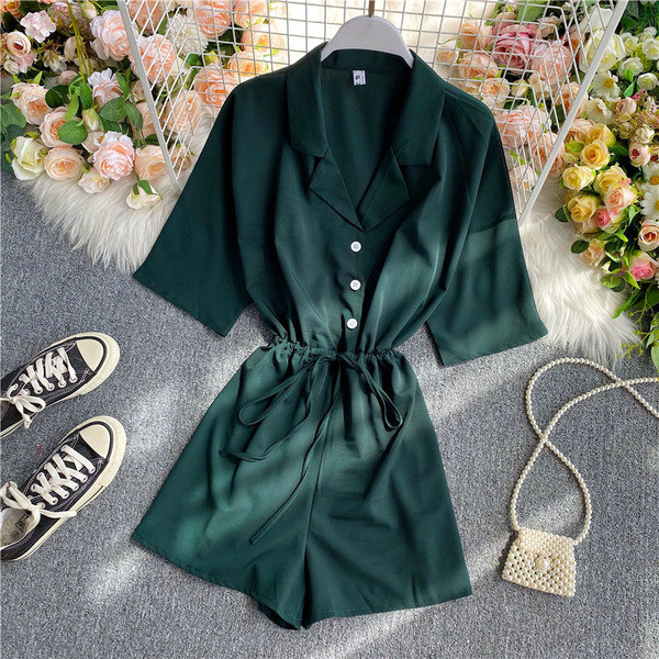 Női alkalmi overál nyakkendővel és gombbal