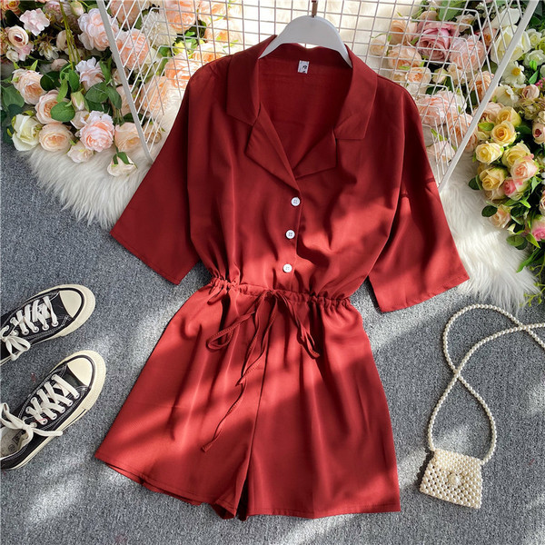 Női alkalmi overál nyakkendővel és gombbal