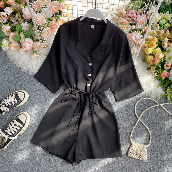 Női alkalmi overál nyakkendővel és gombbal