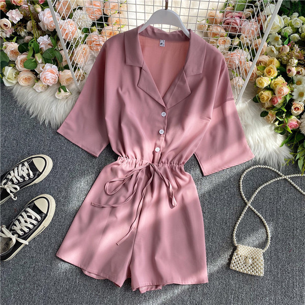 Női alkalmi overál nyakkendővel és gombbal